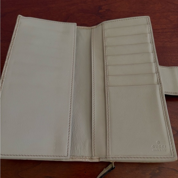 GUCCI Beige GG Monogram Wallet w/ Gold D-Ring Buckle – Authentic Preloved Luxury - Picture 4 of 10